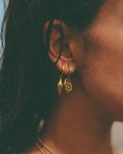 Isla earring shell pendant