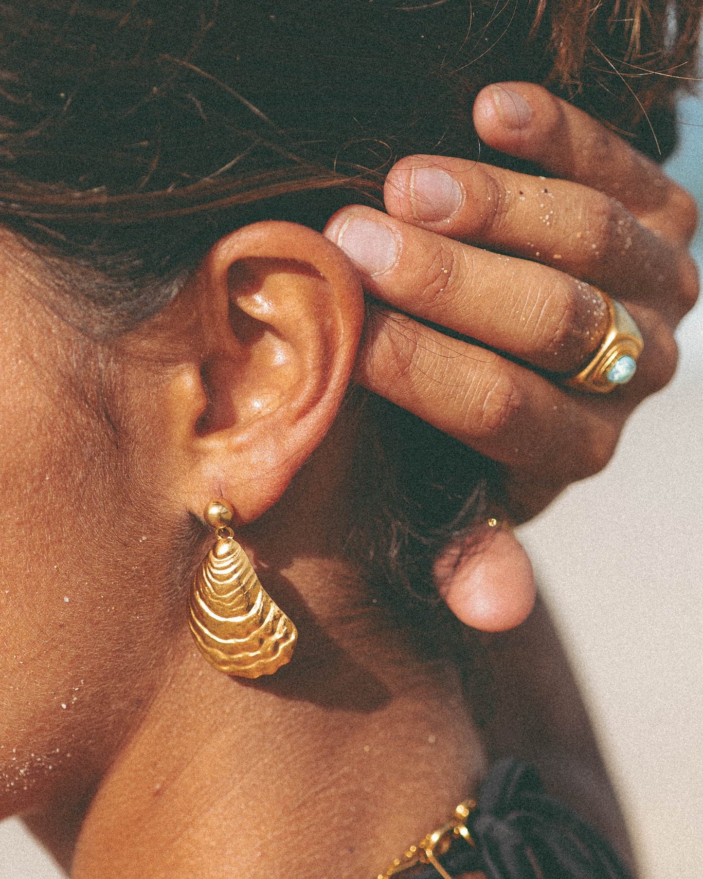 Oyster shape earring 